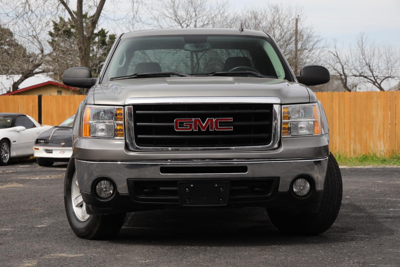 2009 GRAY GMC SIERRA 1500 SLE1 Ext. Cab Long Box 2WD (1GTEC29JX9Z) with an 5.3L V8 OHV 16V engine, 6-SPEED AUTOMATIC transmission, located at 420 E. Kingsbury St., Seguin, TX, 78155, (830) 401-0495, 29.581060, -97.961647 - Photo#1